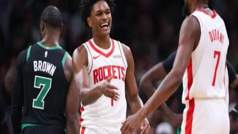 李凯尔禁区内精妙抢断，双手扣篮开启得分盛宴。